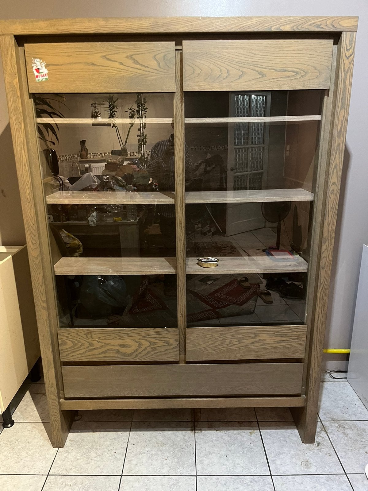 Vitrine en bois massif, lourde et robuste., Avec tiroir(s), 25 à 50 cm, Enlèvement ou Envoi, Bien