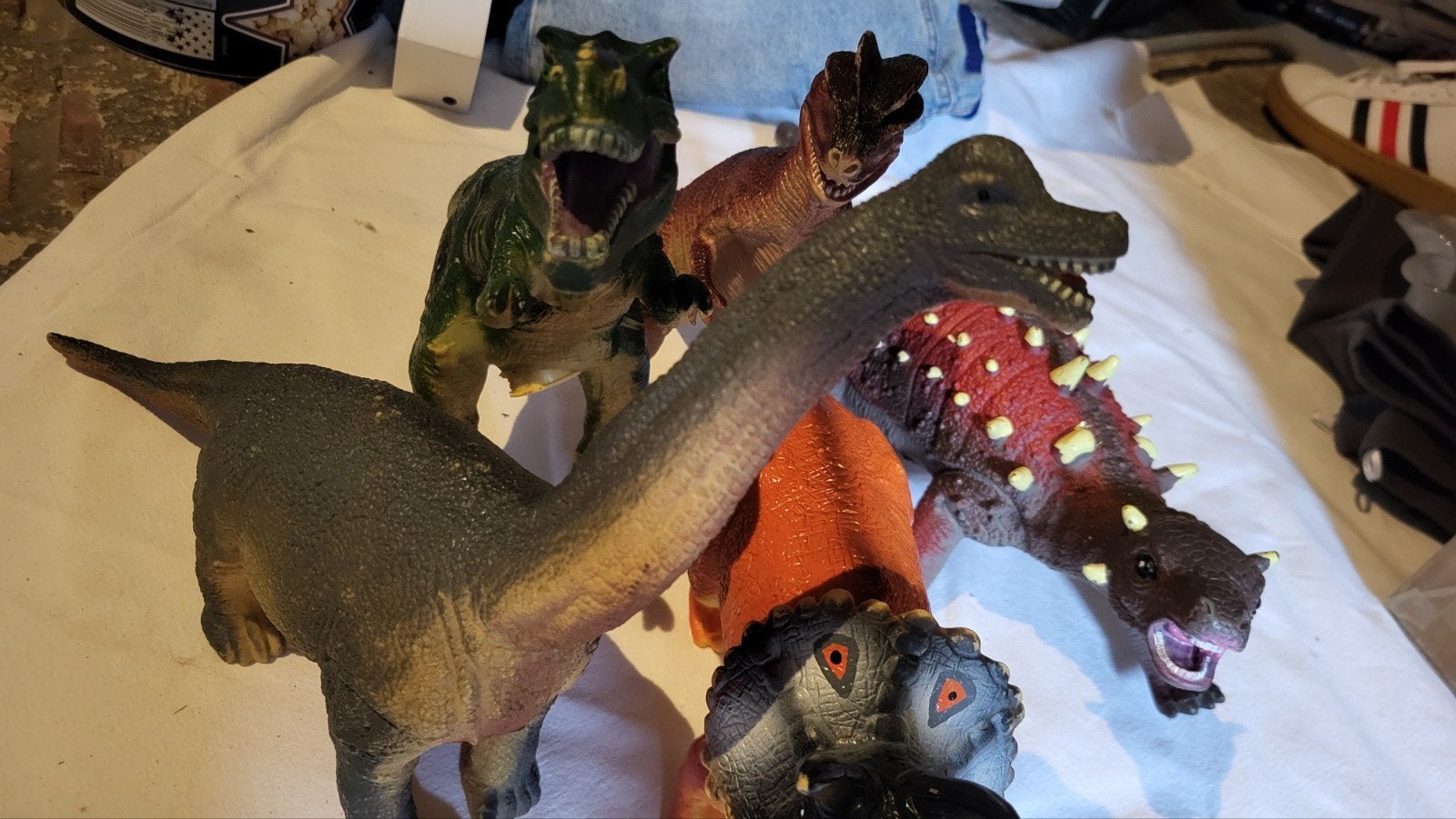 jouet en forme de dinosaure, Enlèvement