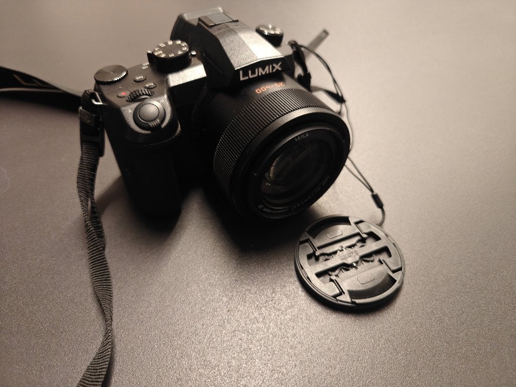 Panasonic Lumix DC-FZ1000 II, TV, Hi-fi & Vidéo, Écran inclinable/pivotant, Comme neuf, Enlèvement, 8 fois ou plus