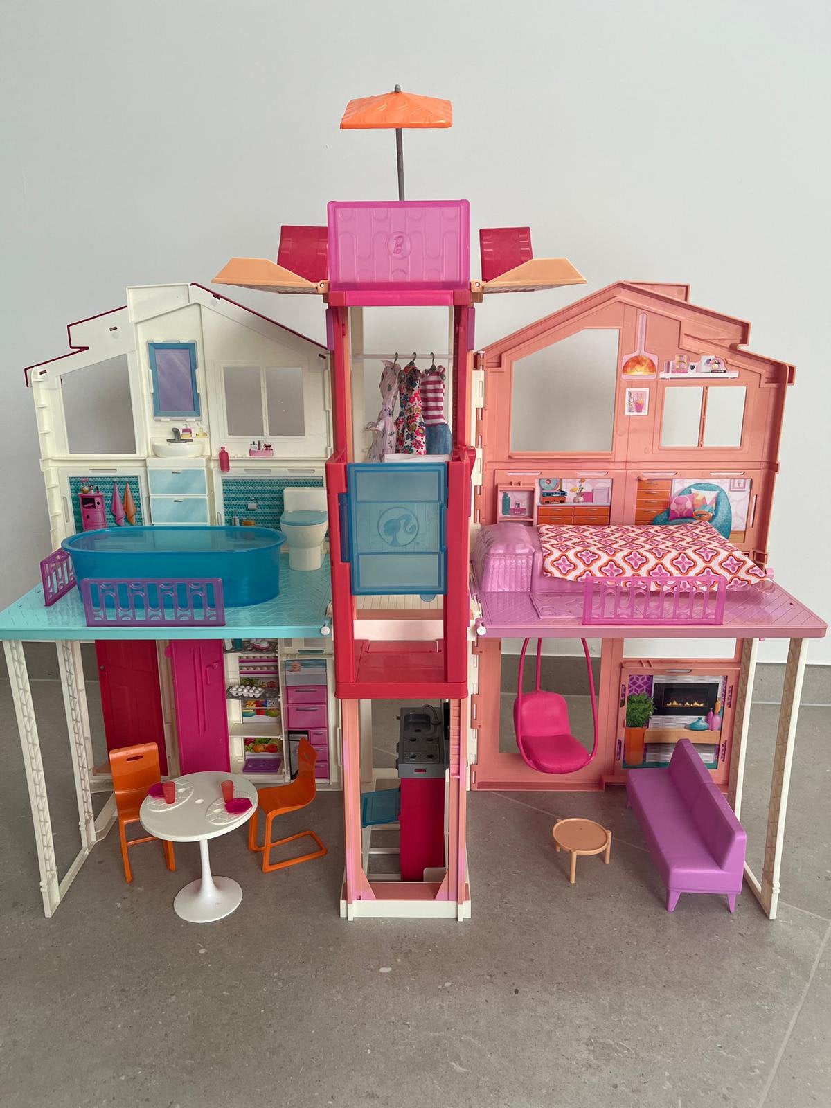 Barbie speelgoed huis Malibu met toebehoren, Ophalen, Gebruikt