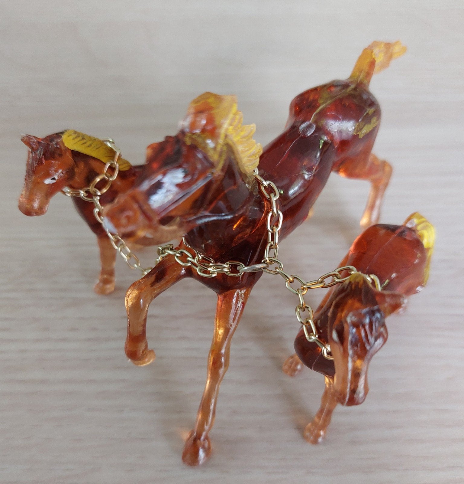Paardenfamilie in amberkleurige lucite jaren '50/'60, Ophalen