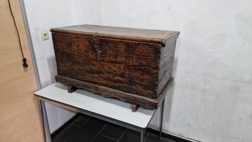 ancien grand coffre en bois 18ème siècle dimensions 110cmx65, Enlèvement ou Envoi