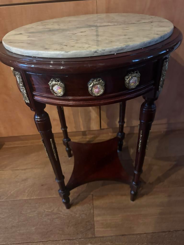 Belle table d'appoint avec plateau en marbre, Antiquités & Art, Antiquités | Meubles | Tables, Enlèvement ou Envoi