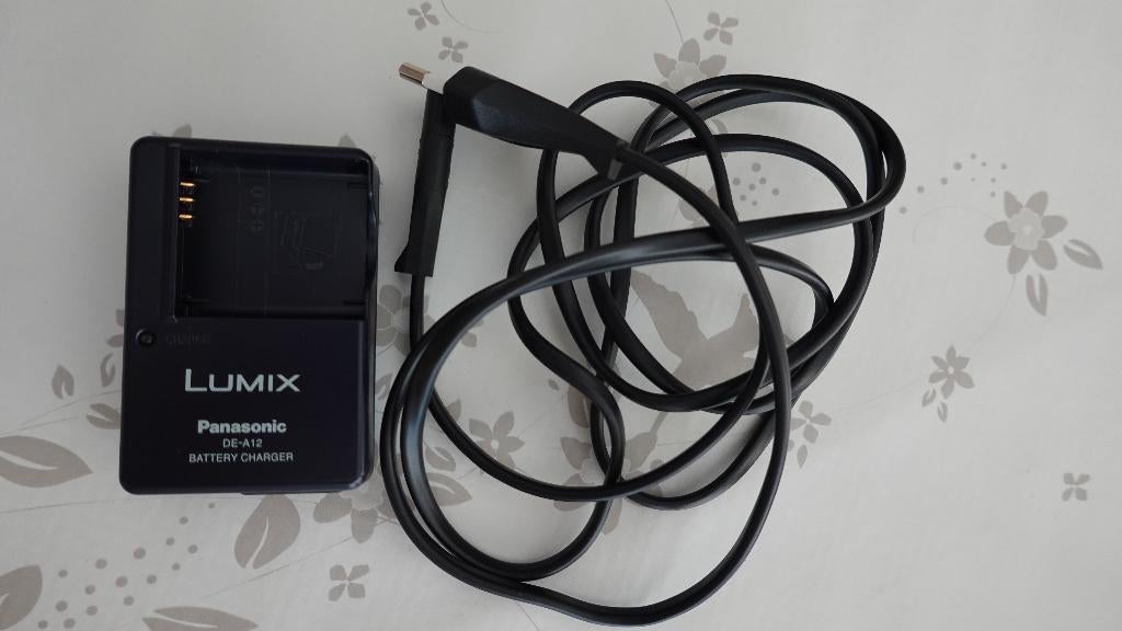 CHARGEUR LUMIX Panasonic (Original)  DE- A12 avec câble !, Enlèvement ou Envoi, Comme neuf