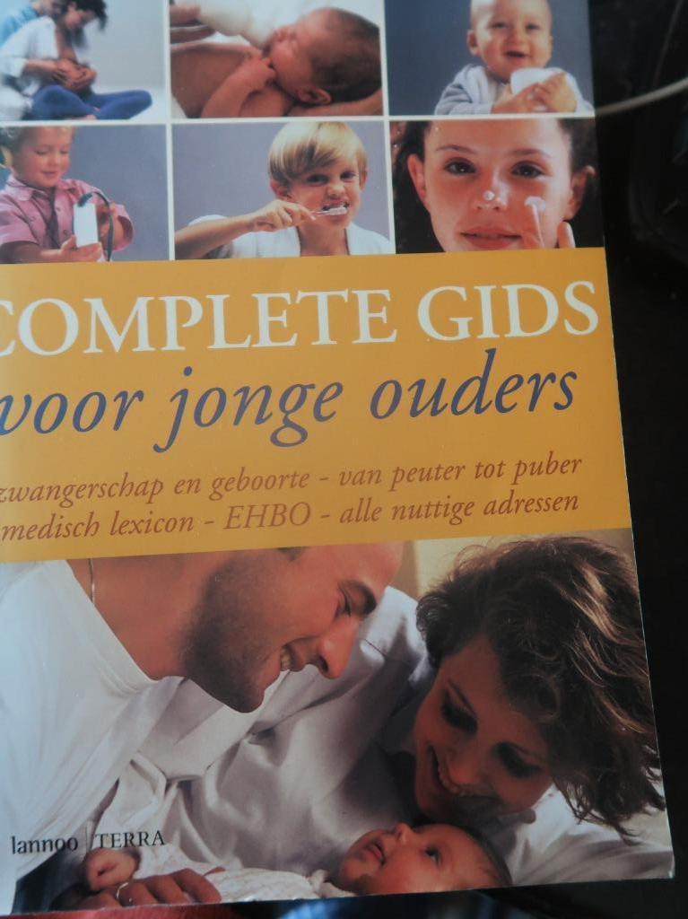 boek opvoeding complete gids voor jonge ouders, Ophalen of Verzenden, Zo goed als nieuw