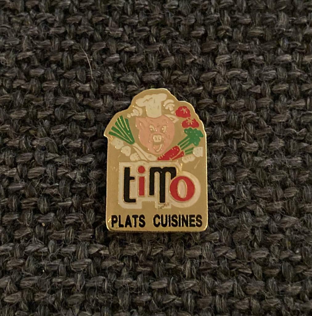 PIN - TIMO - PLATS CUISINE - COCHON - VARKEN, Collections, Envoi, Utilisé, Autres sujets/thèmes, Insigne ou Pin's