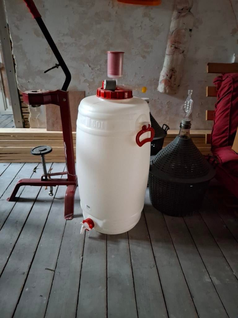Matériel pour la fabrication du vin, Enlèvement, Comme neuf