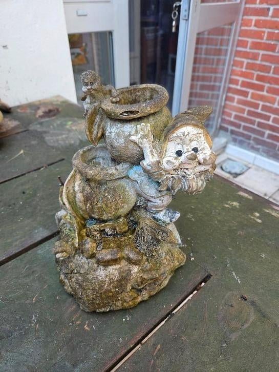 Oud waterornament kabouter met aapje., Ophalen of Verzenden, Gebruikt, Tuinkabouter
