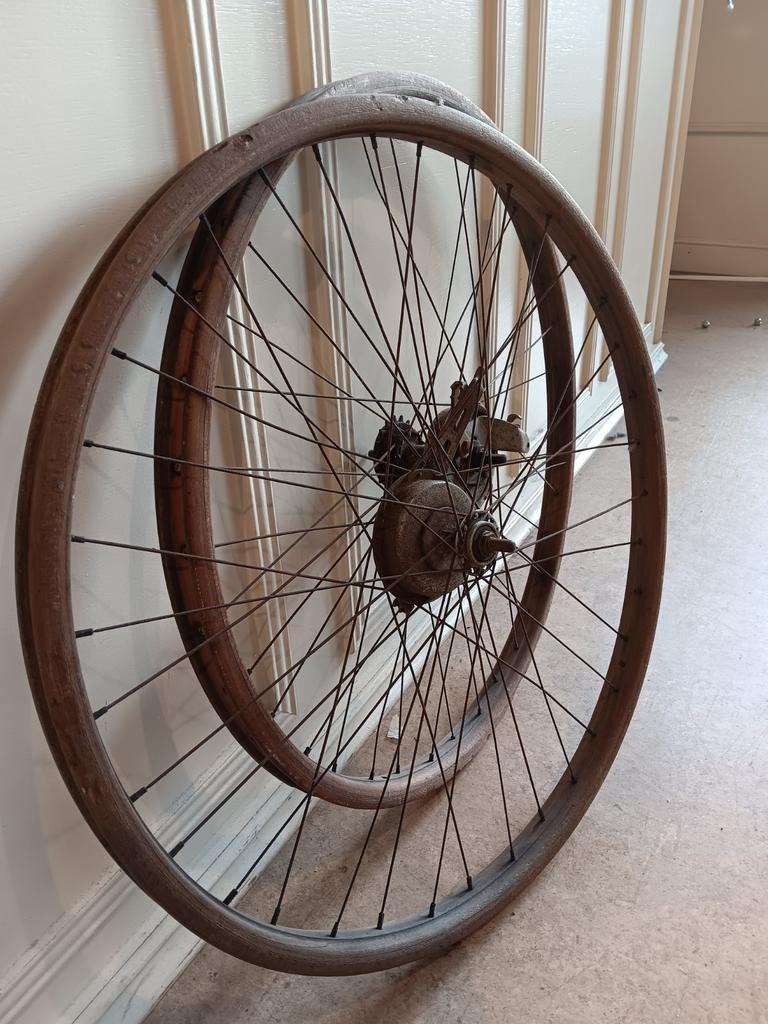 Oude houten fietswielen, Ophalen
