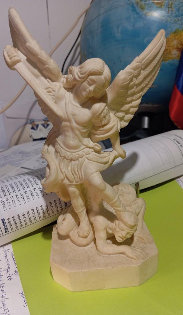 beeld aartsengel michael met de duivel getekend L Toni, Ophalen of Verzenden