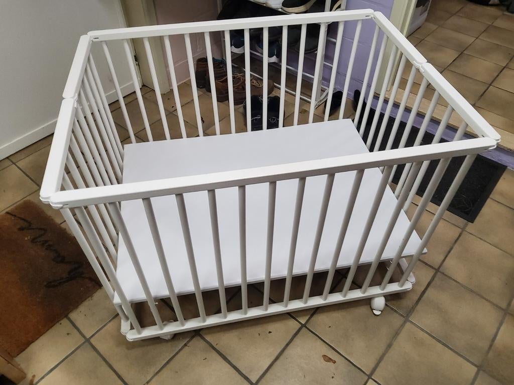 Baby park op wieltjes met matras, Ophalen, Gebruikt, Wieltjes
