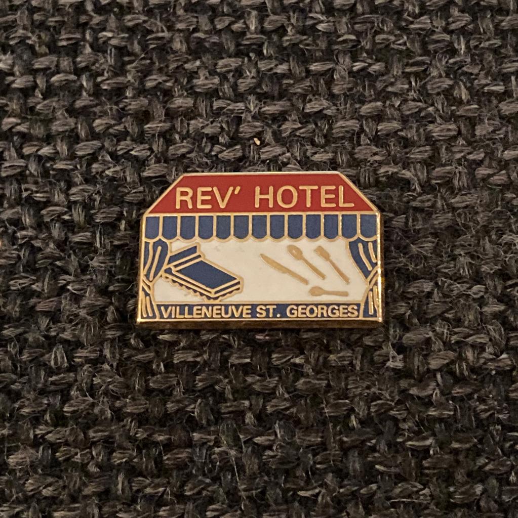 PIN - REV' HOTEL - VILLENEUVE ST. GEORGES, Verzamelen, Verzenden, Gebruikt, Overige onderwerpen, Speldje of Pin