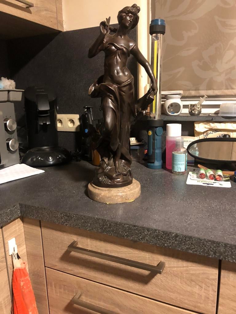 Cette magnifique statue en bronze signée Aug. Moreaux, Enlèvement, Bronze