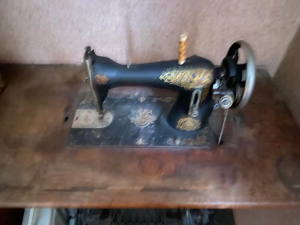 Antieke naaimachine Saphir, Ophalen