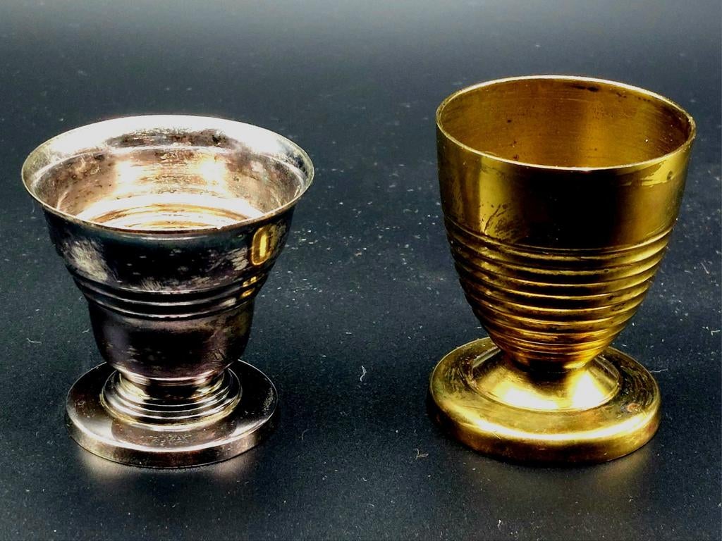Twee vintage metalen eierdopjes, Ophalen of Verzenden