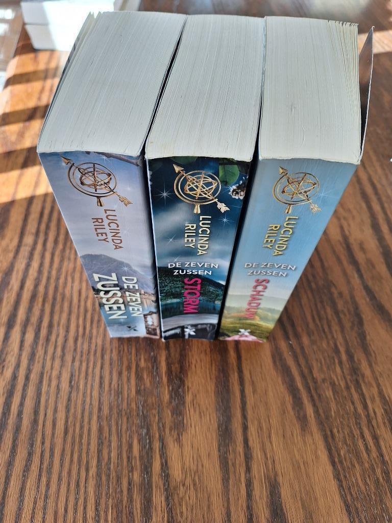 L. RILEY : "De 7 Zussen " "Storm" en "Schaduw", Ophalen of Verzenden, Gelezen, Lucinda Riley