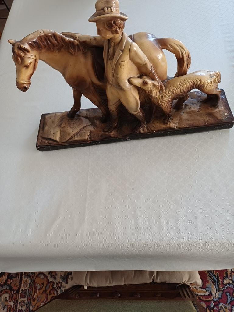 Beeld  van man met paard  en hond, Ophalen