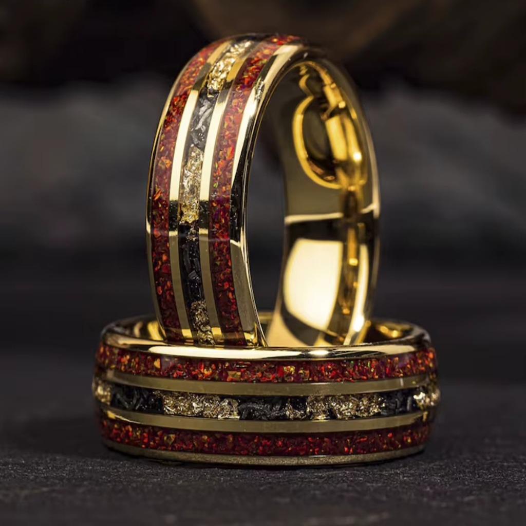 Trouwringen wolfraam met rood Opaal en goud kleur - Ryann, Handtassen en Accessoires, Ringen, Overige materialen, Overige kleuren
