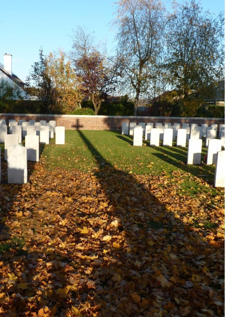 Vichte Military Cemetery doorgelicht, Livres, Guerre & Militaire, Neuf, Enlèvement ou Envoi