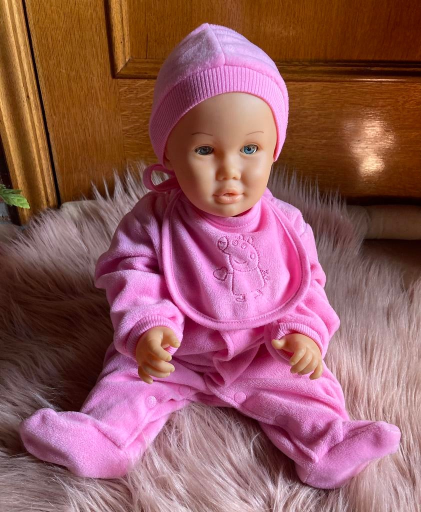 Poupon robuste avec vêtements Peppa Pig de 50 cm., Enfants & Bébés, Jouets | Poupées, Enlèvement ou Envoi, Comme neuf, Baby Pop