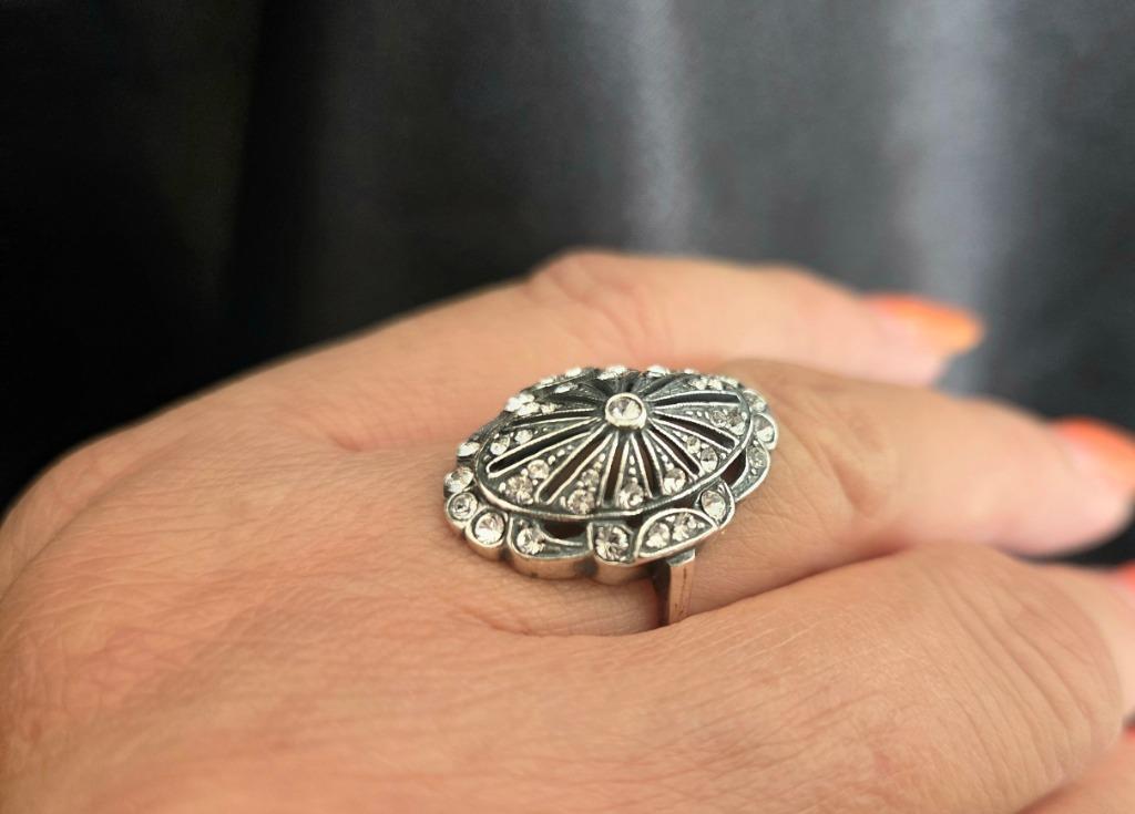 Zilveren Art Deco cocktailring met Swarovski. 29025/562., Bijoux, Sacs & Beauté, Bijoux anciens, Envoi, Argent, Bague, Avec pierre précieuse