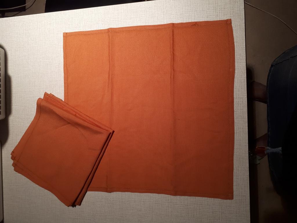 4 Oranje tafelnappen , katoen, Ophalen of Verzenden, Zo goed als nieuw, Oranje
