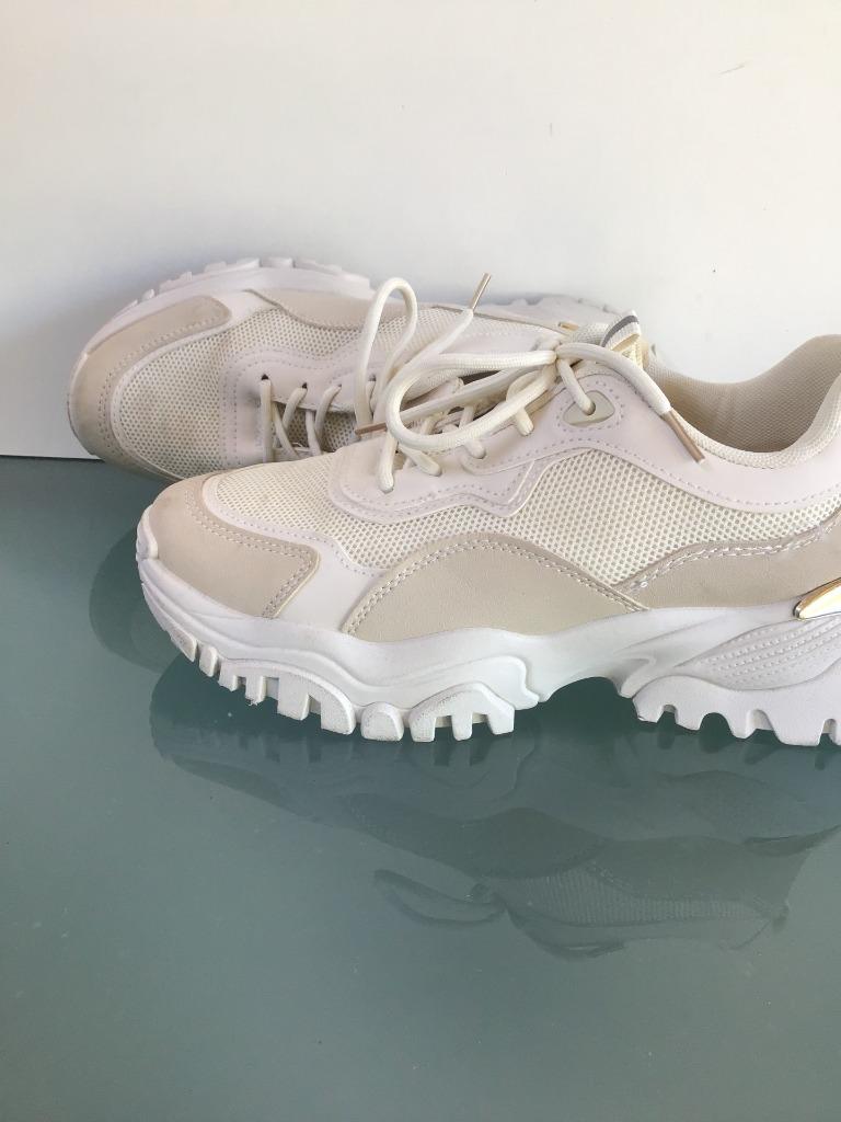 LIVRAISON GRATUITE | Jolies baskets blanches crème 40, Vêtements | Femmes, Chaussures, Comme neuf, Sneakers et Baskets, Blanc