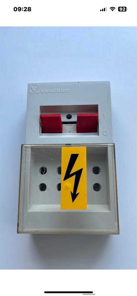 Kleine verdeelkast, zekeringen,electrisch materiaal,stekkers, Ophalen, Zo goed als nieuw, Schakelaar