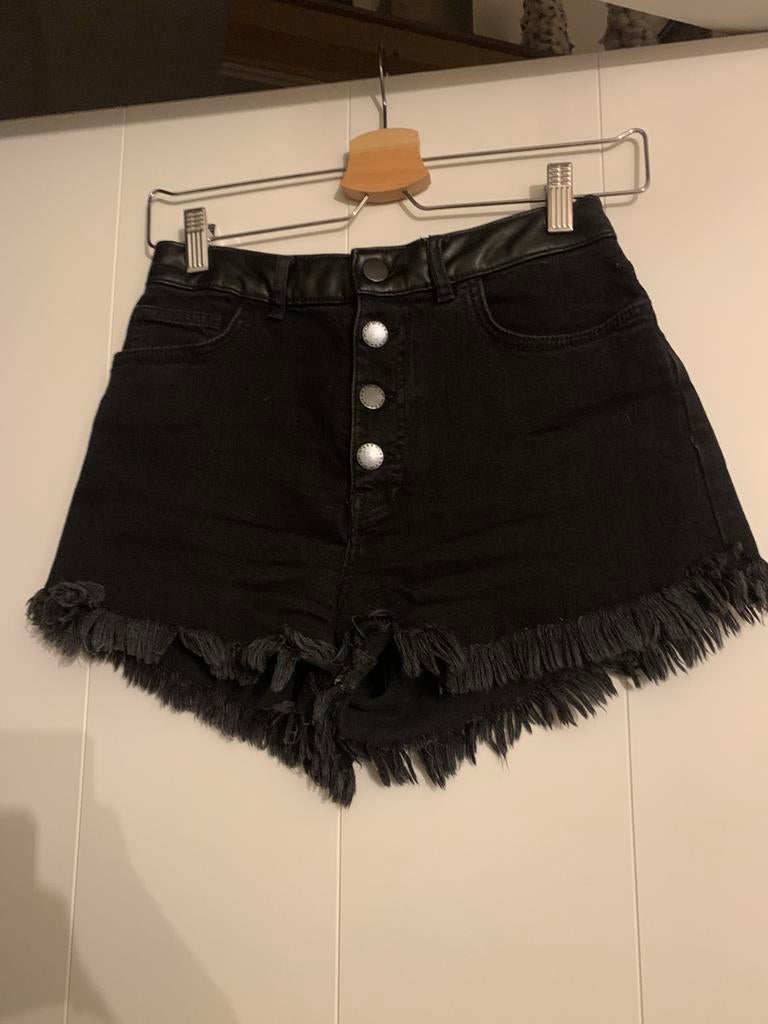 Zwarte denim short Maje met lederen band maat 36, Ophalen of Verzenden, Zo goed als nieuw, Maat 36 (S)