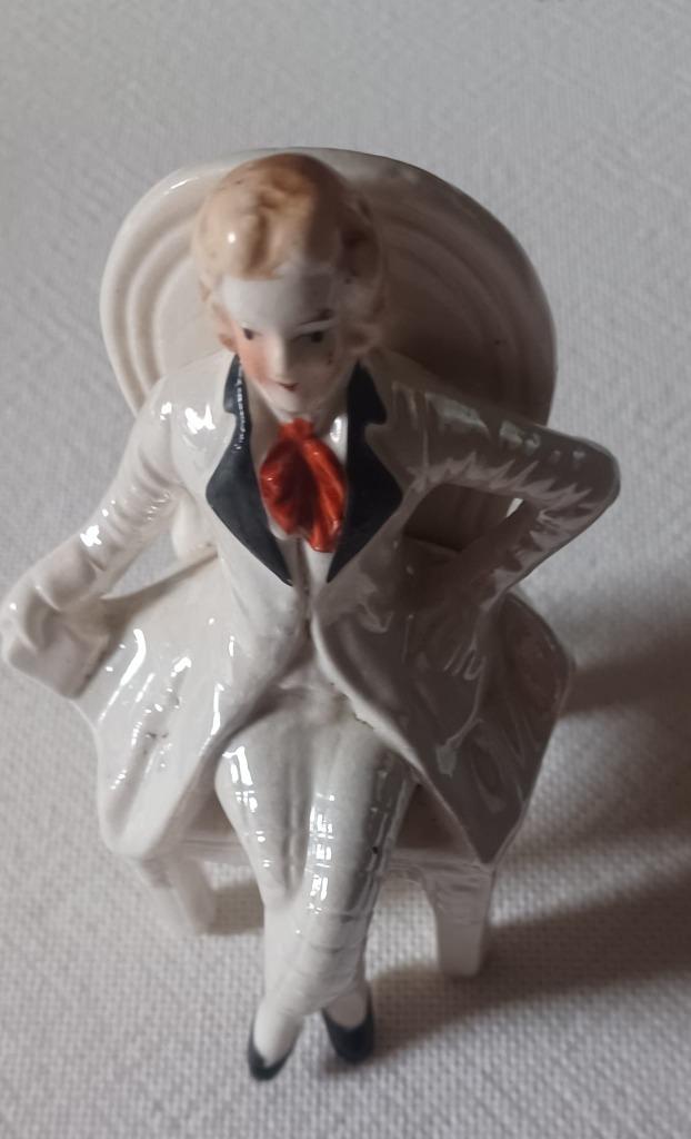 klein postuur man op stoel, Ophalen, Zo goed als nieuw, Mens