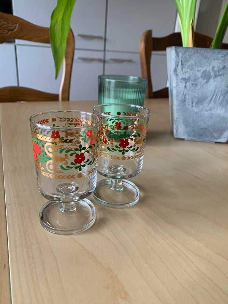 2 verres à pieds floraux et dorés vintage, Enlèvement ou Envoi, Comme neuf, Autres types