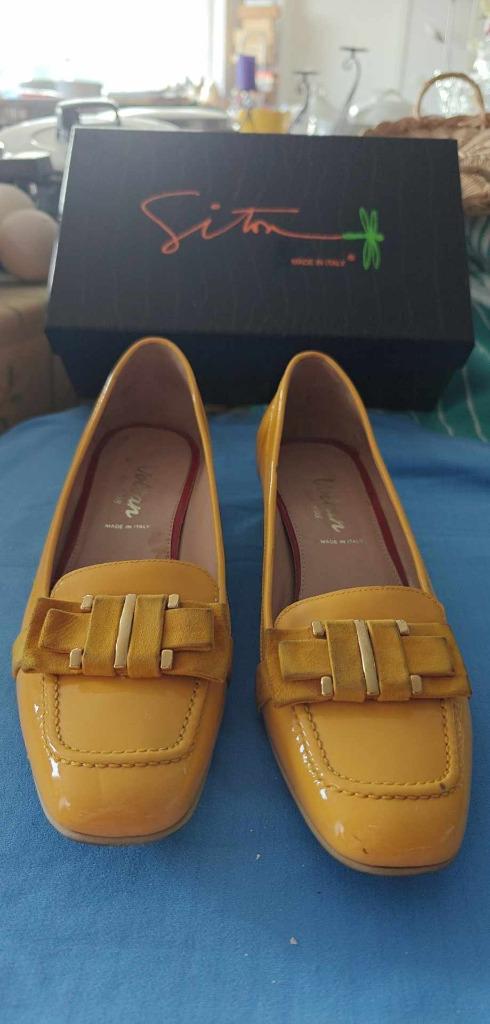 dames schoen maat 39.5 merk Vitello Italy, Schoenen met lage hakken, Geel, Ophalen of Verzenden, Vitello