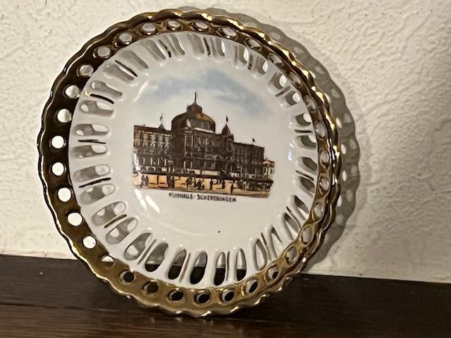 Oud porseleinen souvenir bordje van Scheveningen Kurhaus, Ophalen