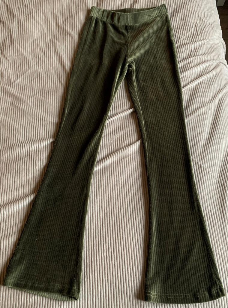 Flaired broek meisjes velours kaki Wibra 152, Broek, Meisje, Ophalen of Verzenden, Zo goed als nieuw