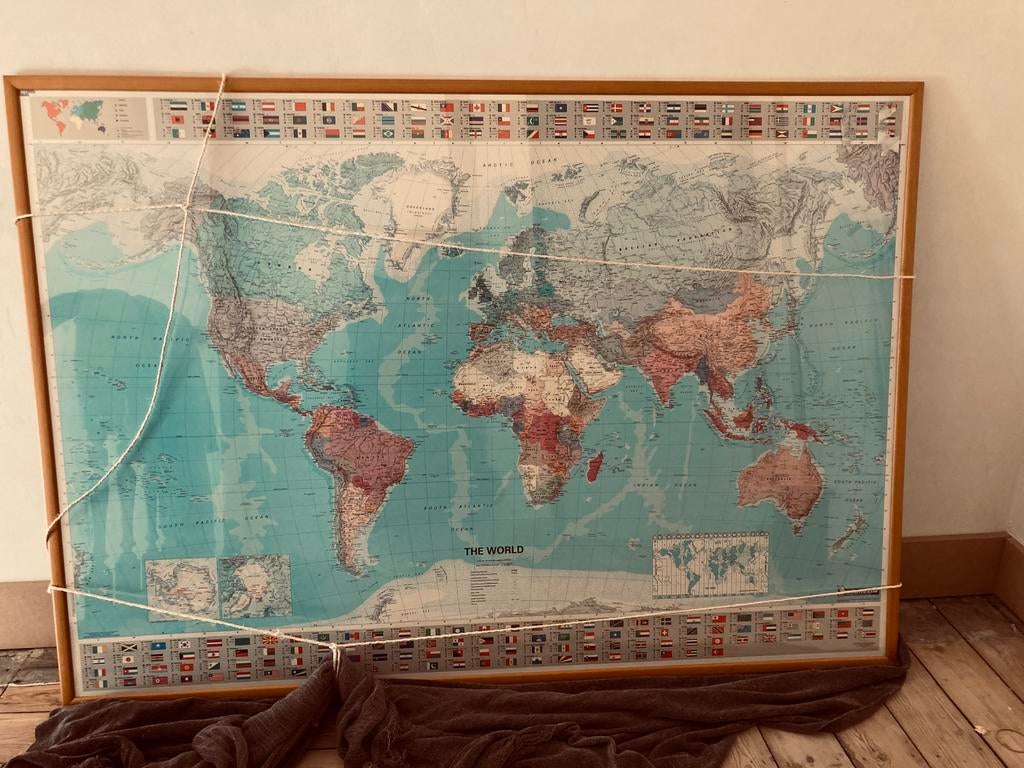Grande carte du monde avec drapeaux (a vendre avec le cadre), Enlèvement, Géographie