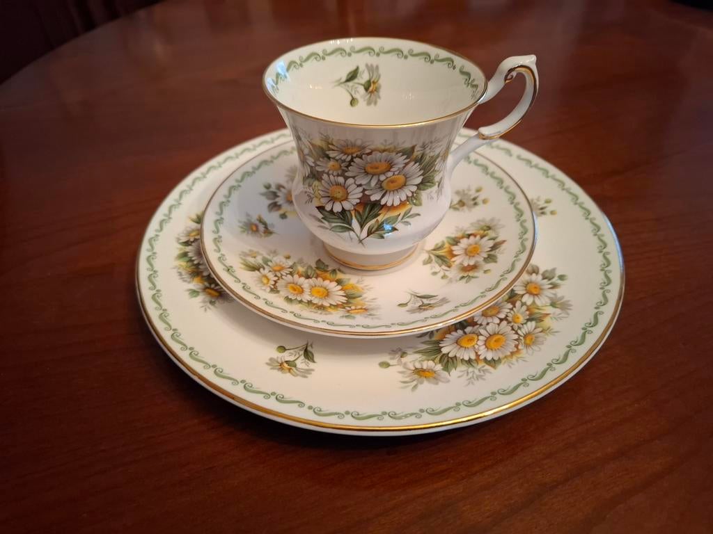 Trio de porcelaine anglaise de la Reine, Enlèvement ou Envoi