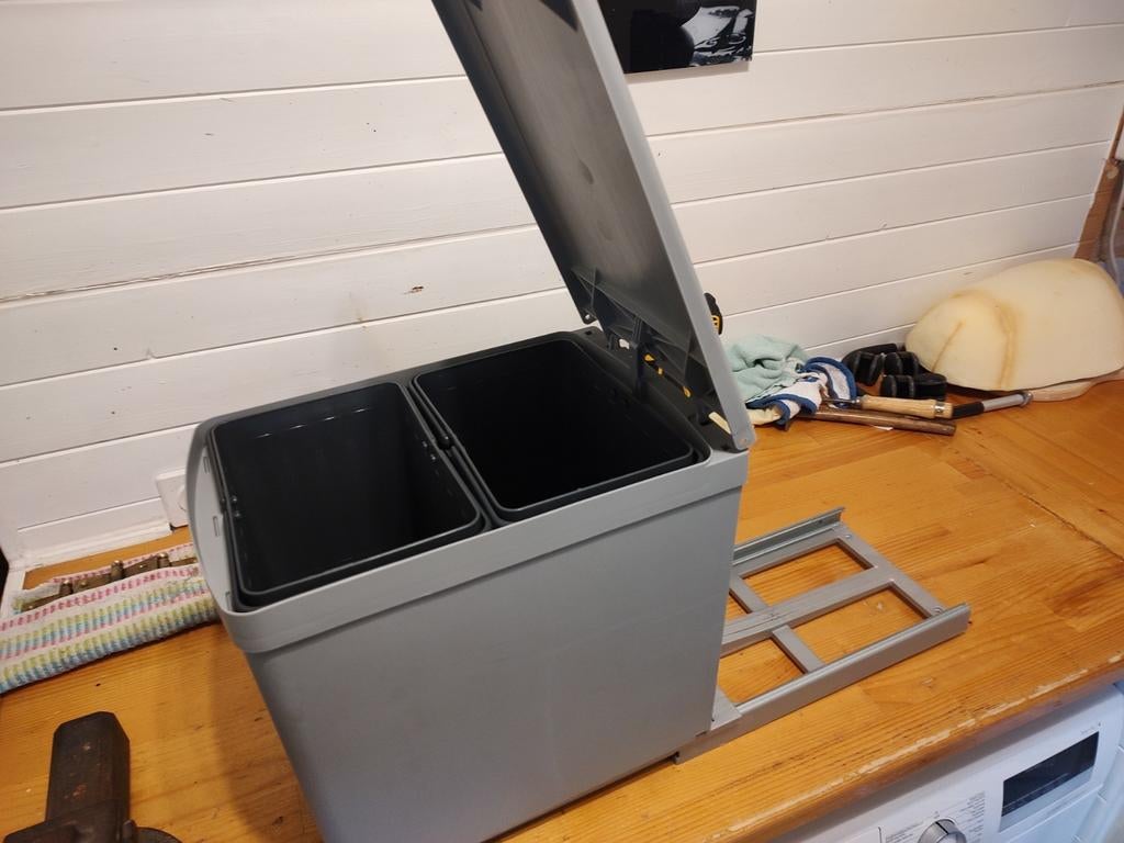 Keukenkastvuilbak, Enlèvement, Comme neuf