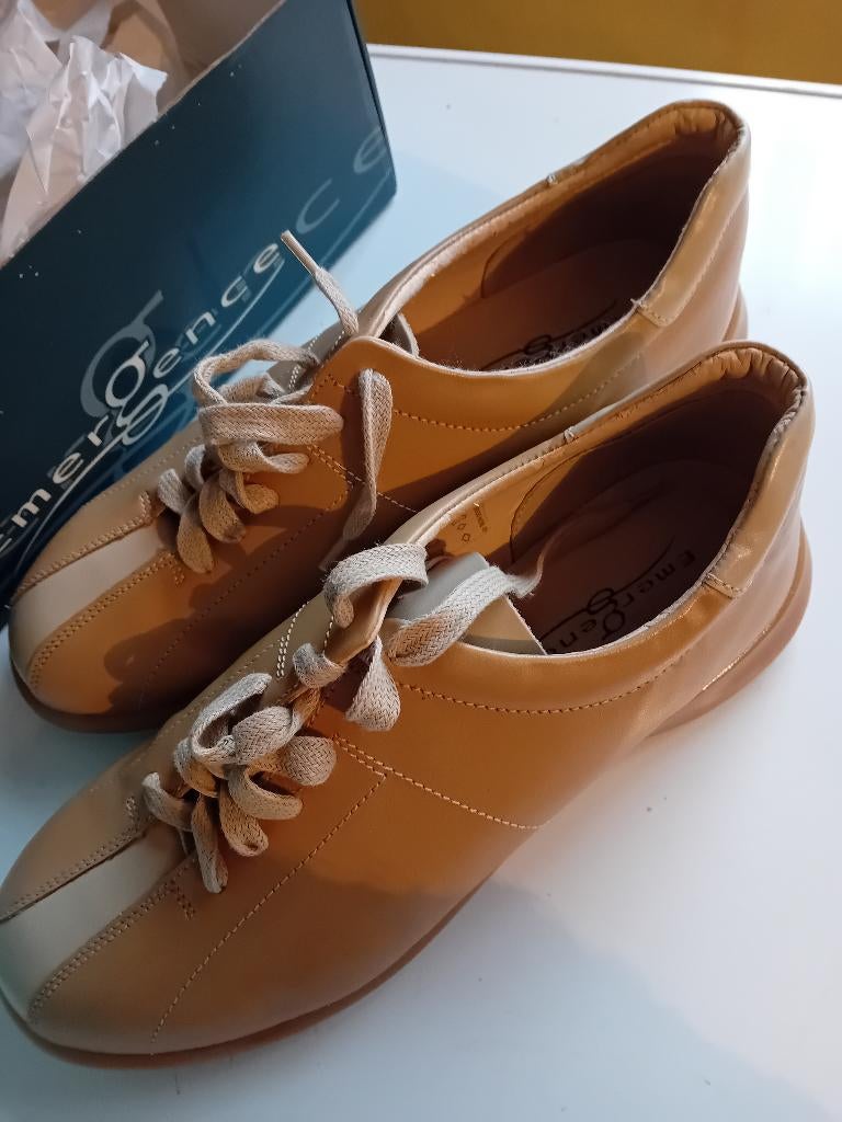Nouvelles chaussures en cuir taille 41 entièrement en cuir, Vêtements | Femmes, Chaussures, Neuf, Chaussures de marche, Beige