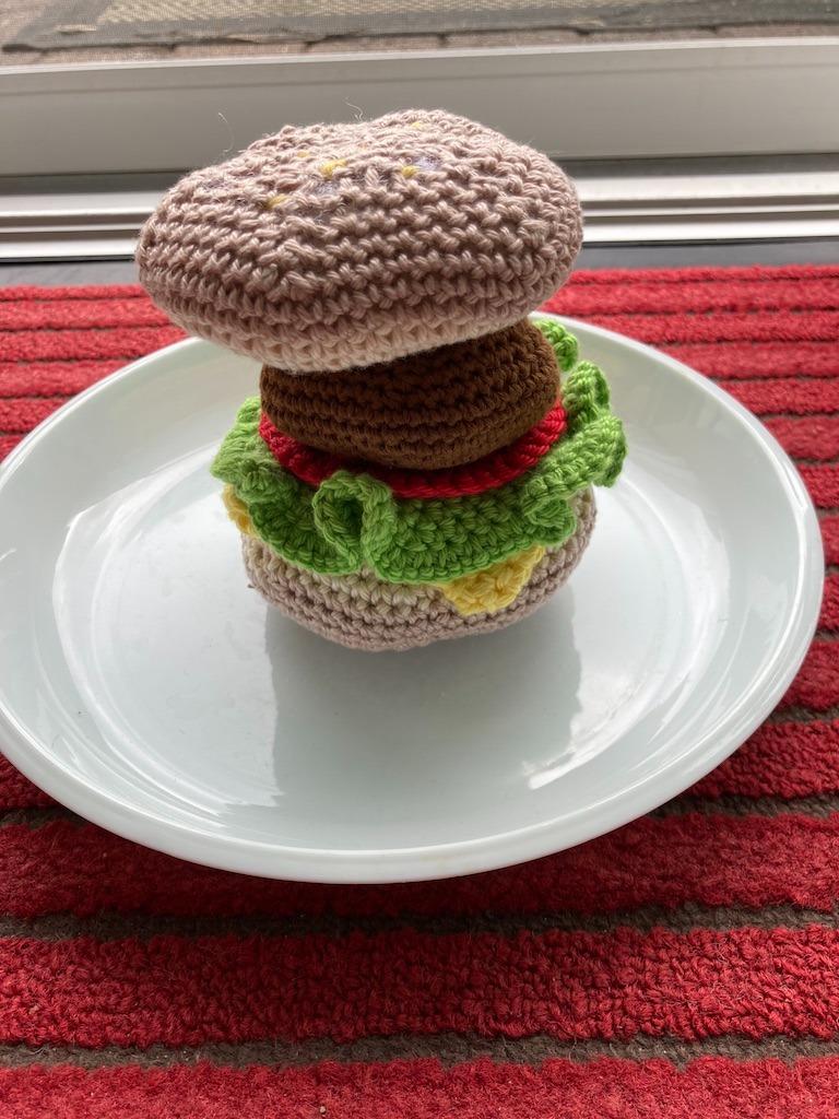 poppenhuis: cheeseburger op plastiek bord handgemaakt, Kinderen en Baby's, Speelgoed | Poppenhuizen, Ophalen of Verzenden, Nieuw