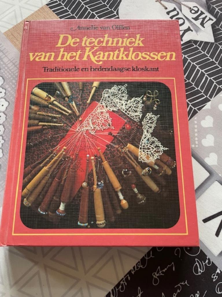 KANTKLOS BOEK Traditionele  hedendaagse kantwerken, Ophalen of Verzenden