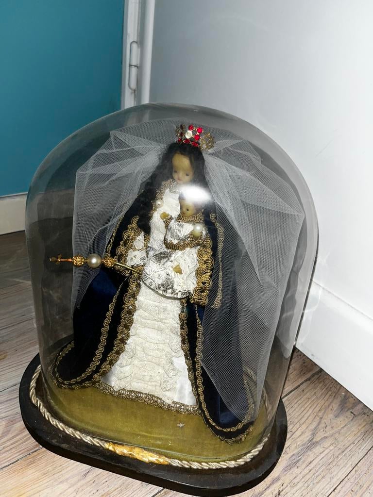 Madonna met kind onder stolp, Enlèvement, Comme neuf
