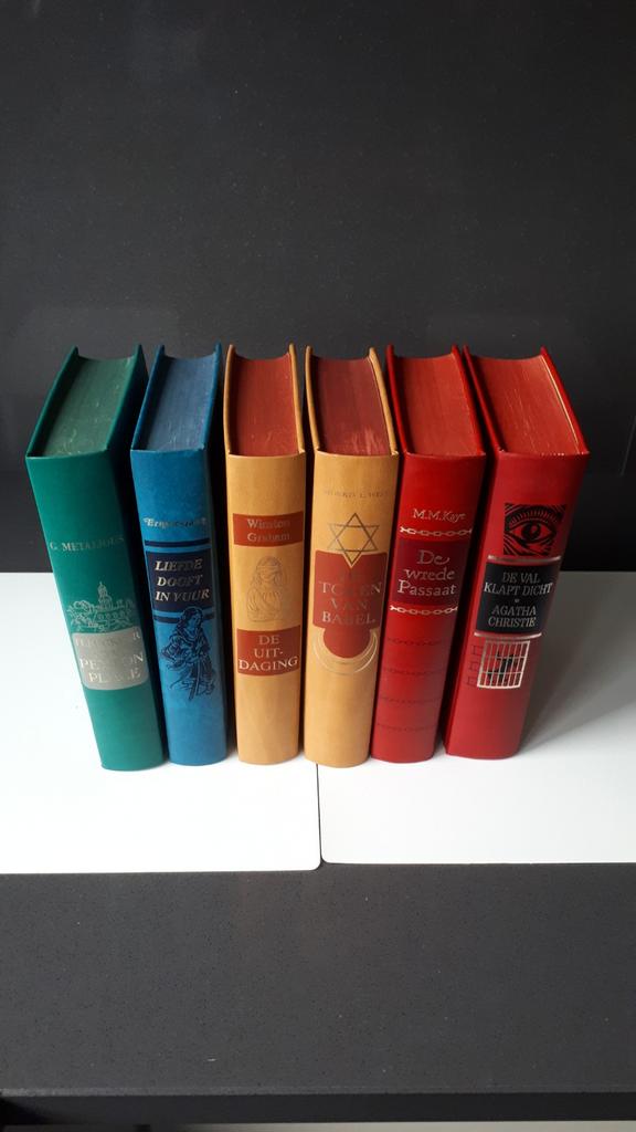 Romans Nederlandse Boekenclub en Artis-boeken, Ophalen
