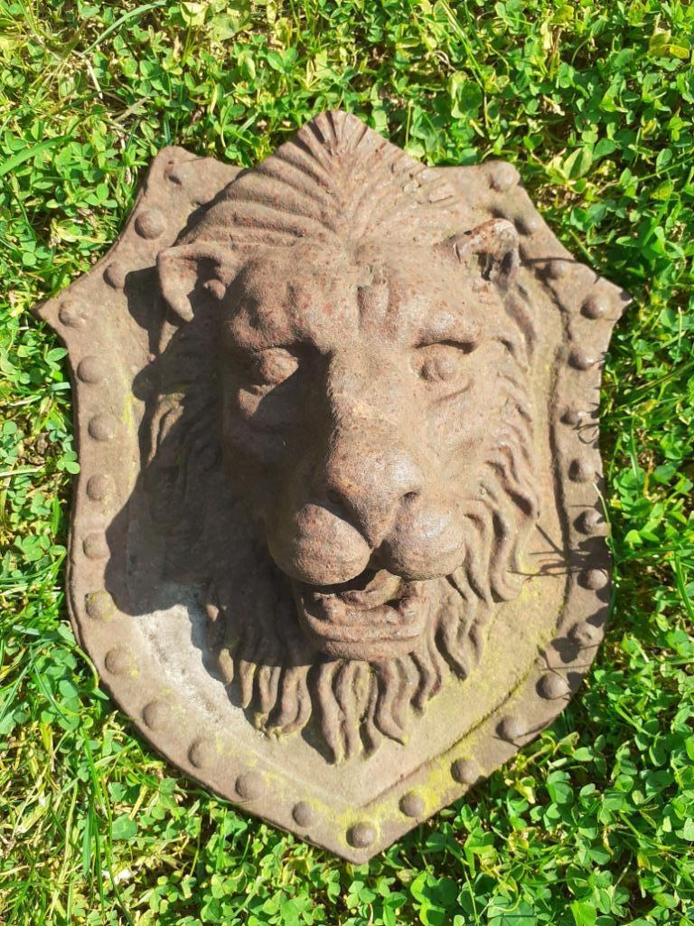 Bouche de fontaine en fonte, blason ,tête de lion., Jardin & Terrasse, Pièces d'eau & Fontaines, Enlèvement ou Envoi, Comme neuf