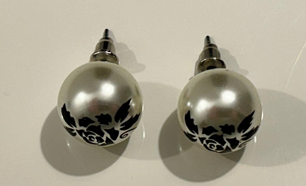 Witte pareloorbellen met zwarte print, Bijoux, Sacs & Beauté, Boucles d'oreilles, Enlèvement ou Envoi, Neuf, Blanc, Puces ou Clous