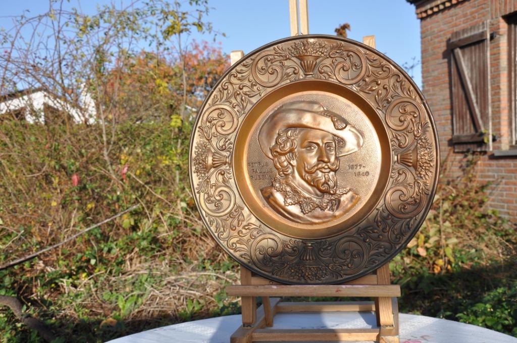plat mural en cuivre repoussé rubens, Antiquités & Art, Antiquités | Bronze & Cuivre, Enlèvement ou Envoi, Cuivre