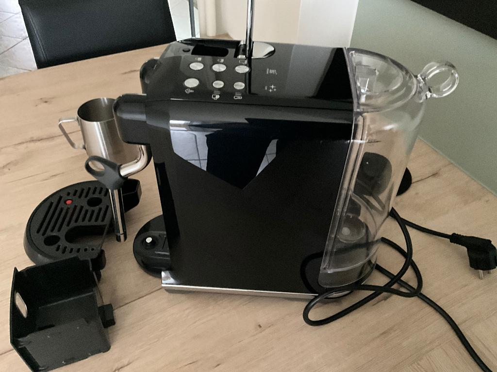 Machine Nespresso « Sage », Réservoir d'eau amovible, Dosettes et capsules de café, Utilisé, Enlèvement