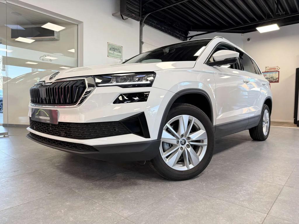 Skoda Karoq Karoq 1.5 TSI DSG 14902 km ! (bj 2025), Auto's, Automaat, 4 cilinders, Parkeersensor, Wit