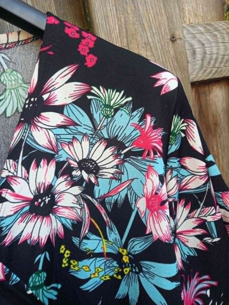 Mooie lange jurk zwart mt bloemen, maat 54, vlindermouwen, Kleding | Dames, Ophalen of Verzenden, Zwart