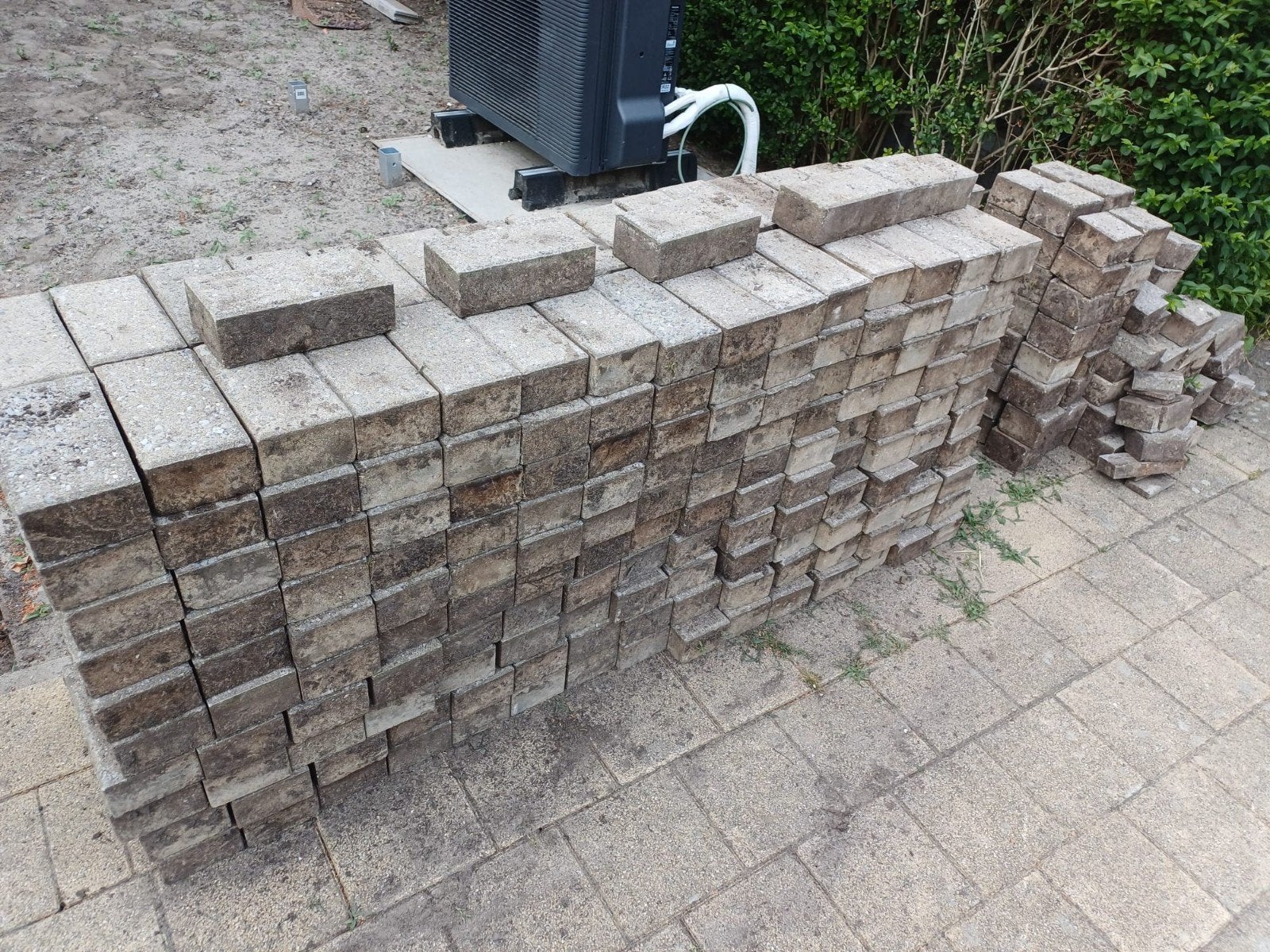 9 m2  klinkers en  1 m3 zwarte zand  GRATIS, Tuin en Terras, Ophalen, Klinkers