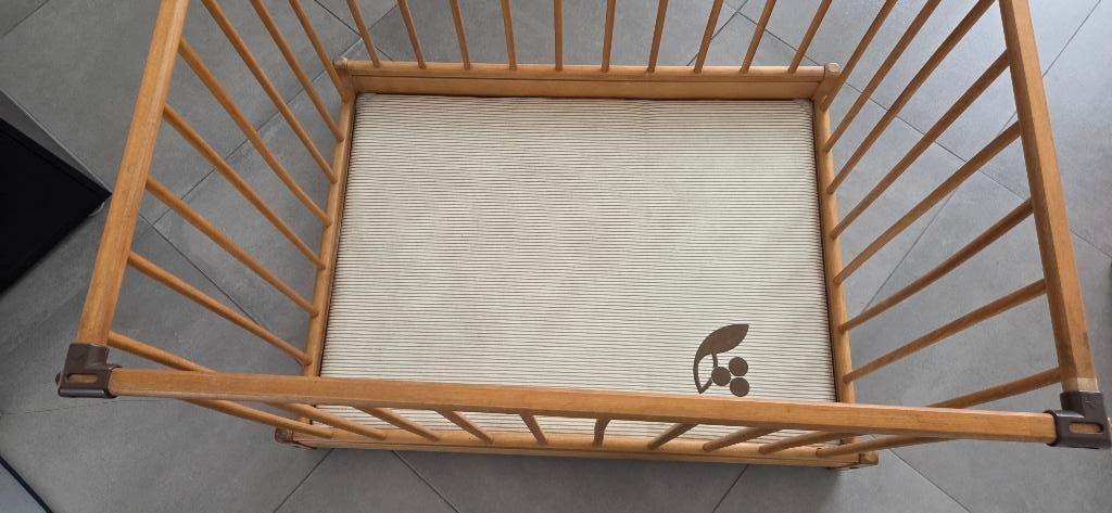 Parc bébé pliable vintage en bois, marque Storchenmühle, Enfants & Bébés, Parcs, Enlèvement, Utilisé, Rectangulaire, Tapis de parc